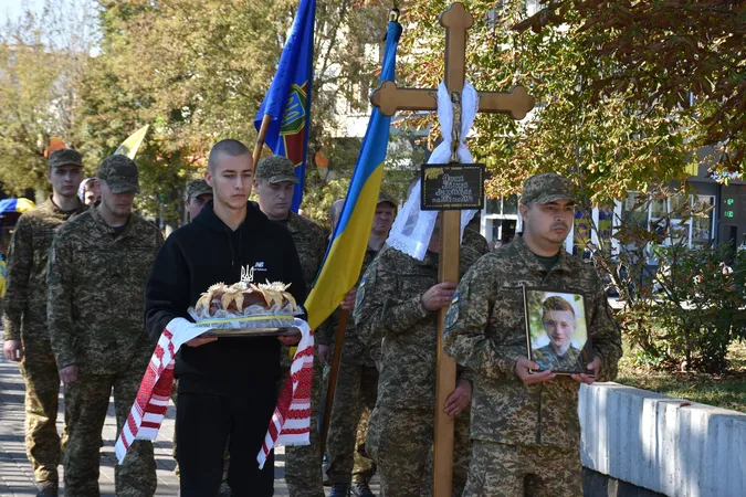 Лучани провели в останню дорогу 22-річного нацгвардійця Назарія Дуная (фото)