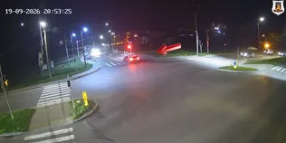 Проігнорував червоний: у Луцьку водій Tesla небезпечно пролетів залізничний переїзд (відео)