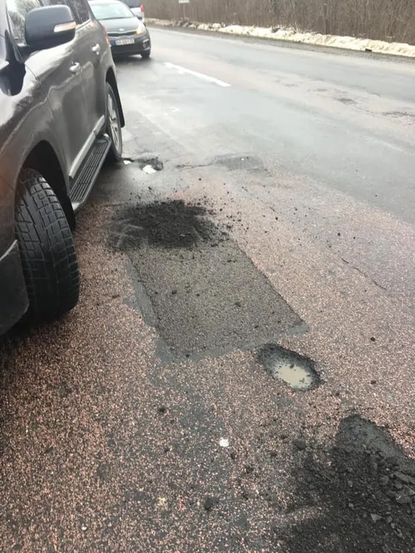 Губернатор Волині їхав у справах і натрапив на підозрілий ремонт дороги
