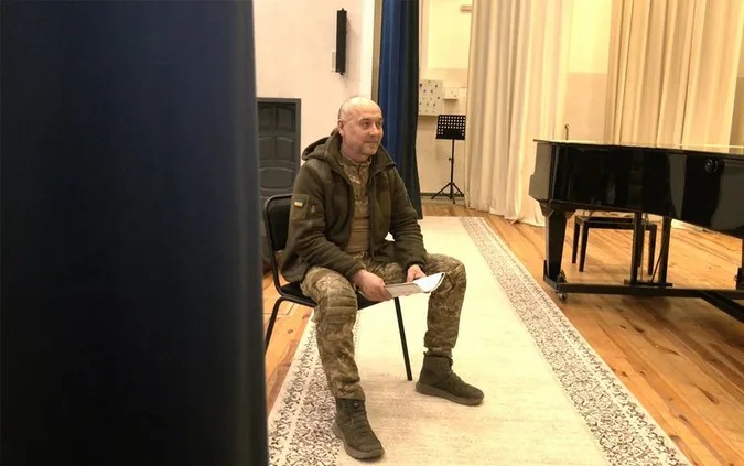 Викладач музики з Луцька на фронті замість барабанів грає на пеньках (відео)