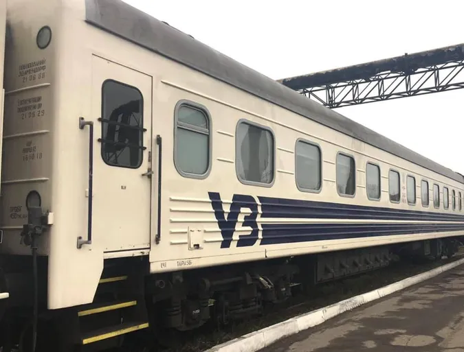 Укрзалізниця вирішила змінити колір вагонів (фото)