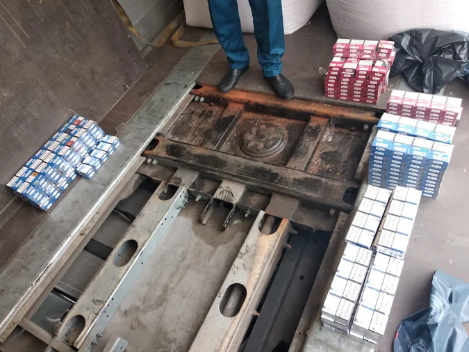 На Волині через 300 пачок сигарет водій «влетів» на півмільйона (фото, відео)