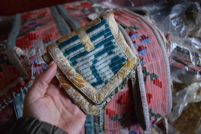 У старезному храмі на Волині знайшли унікальні ткані ризи (фото)