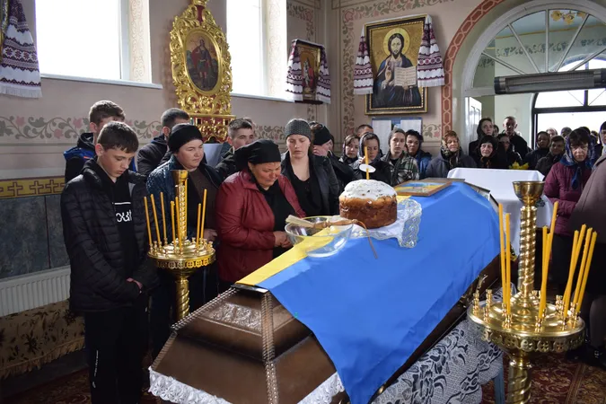 На Волині попрощалися з воїном, який загинув під Бахмутом (фото)