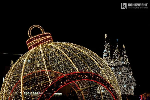 Ще раз про дівчат, які «домахалися» до дерев’яної блискучої ялинки