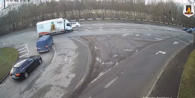 У Луцьку на перехресті вантажівка «знесла» легковик (відео)