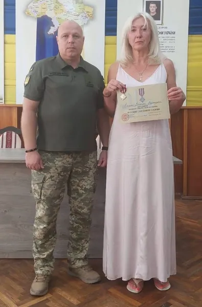 Дружині полеглого захисника з Володимира передали відзнаку Міноборони