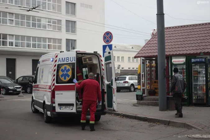 У центрі Луцька швидка забрала непритомного чоловіка: подробиці (фото)