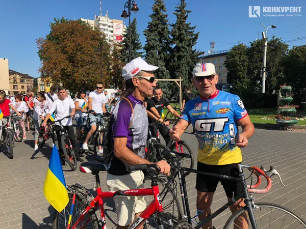 Луцьк святкує активно: на міські вулиці виїхали велосипедисти у вишиванках (ФОТО)
