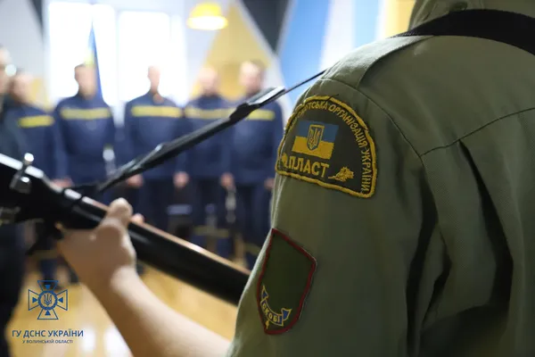 Волинським рятувальникам передали Вифлеємський вогонь миру (фото)