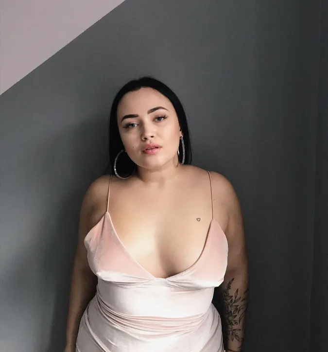 Волинська plus-size модель показала пишні голі сідниці (фото)