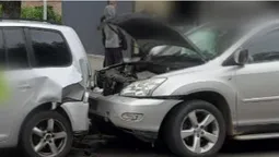 У Луцьку Lexus протаранив припарковане авто – водій був п'яний (фото, відео)
