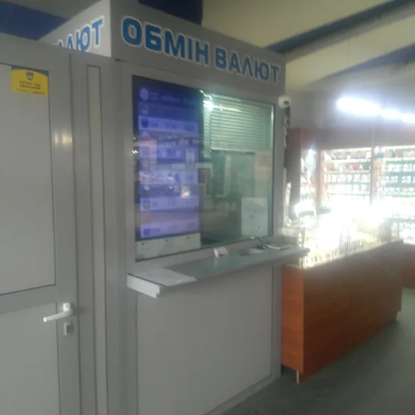 У Луцьку в «ПортСіty» та «ЮВАНТі» працювали нелегальні обмінники валют (фото)