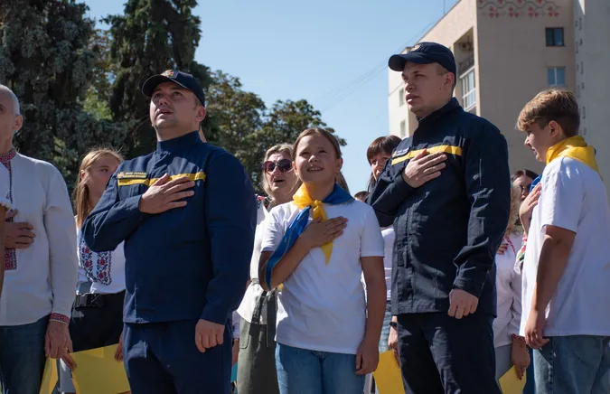 У Луцьку рятувальники долучилися до акції «Українська вишиванка» (фото з дрона)