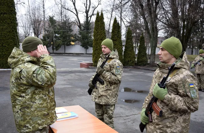 Юні та не дуже: у Луцьку новобранці-прикордонники склали присягу (фото)