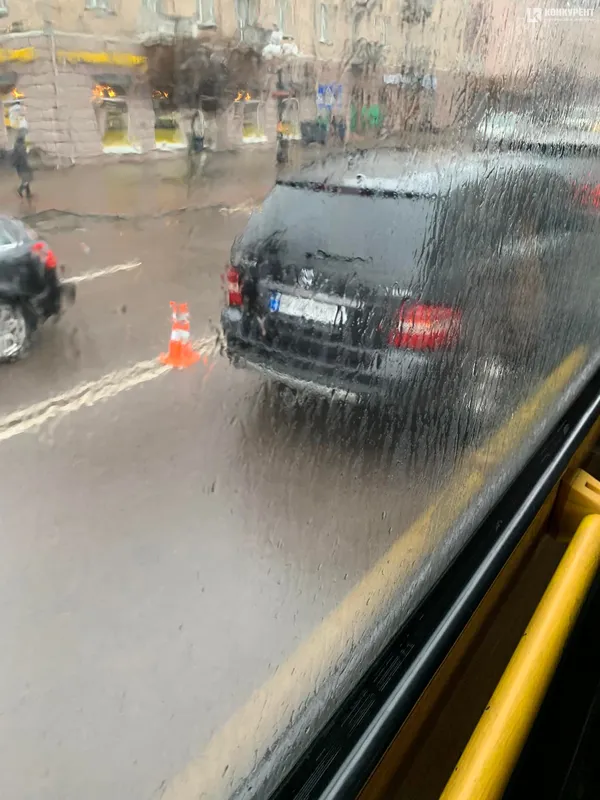 У центрі Луцька зіткнулися два позашляховики (фото)
