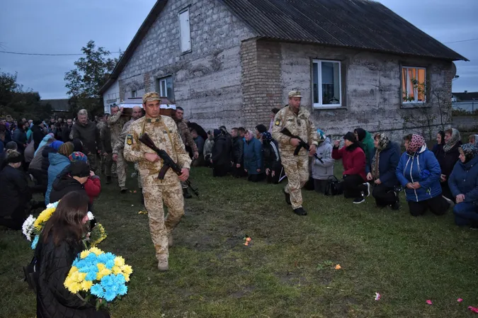 Йому було всього 27: волиняни на колінах прощалися з молодим захисником України (фото, відео)