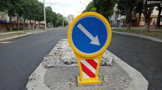 У центрі Луцька невідомі збили дорожній знак з острівця (фото)