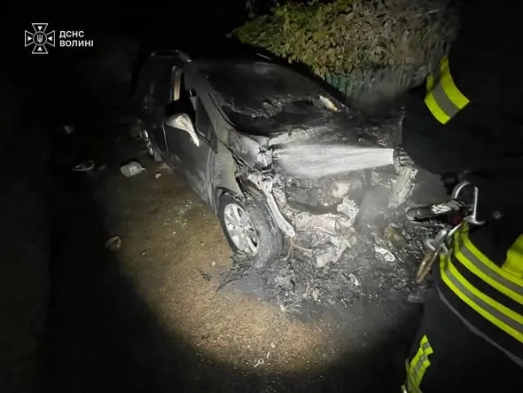 Нічна пожежа на Волині: у Затурцях загорівся легковий автомобіль (фото)