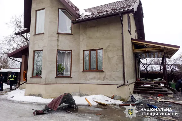 Частина будинку зруйнована, господар – у лікарні: відомі наслідки удару рф по Рівненщині (фото)