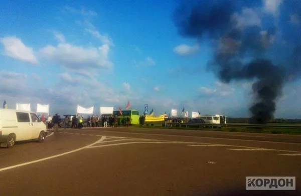 Активісти продовжують блокувати міжнародну трасу: палять шини