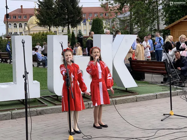 «Нитка Єдності»: у Луцьку пройшов флешмоб до Дня вишиванки (фото)