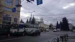 У центрі Луцька тролейбус протаранив дві маршрутки (фото) 