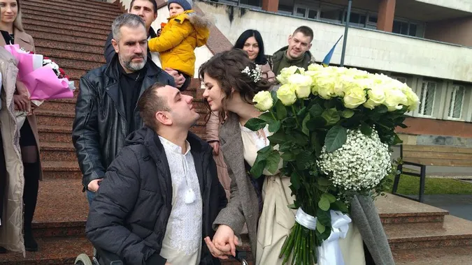 У Луцьку військовий, який втратив ноги на війні, одружився з коханою (відео)