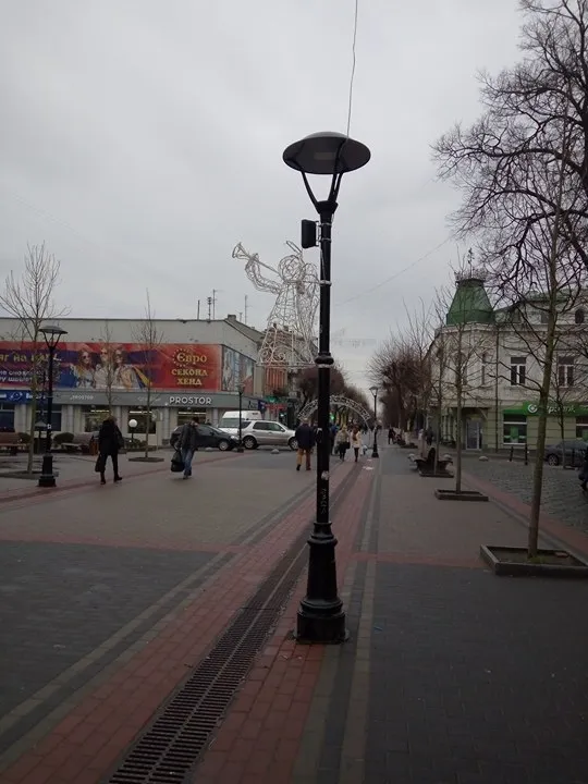 Центральну вулицю Луцька «заселять» різдвяні янголи (Фото)
