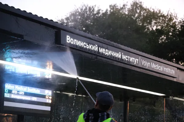 Кожну – півтори години: у Луцьку миють зупинки громадського транспорту (фото)