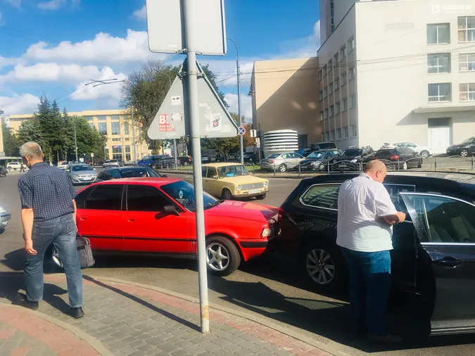 У центрі Луцька через ДТП ускладнений рух автотранспорту (фото)