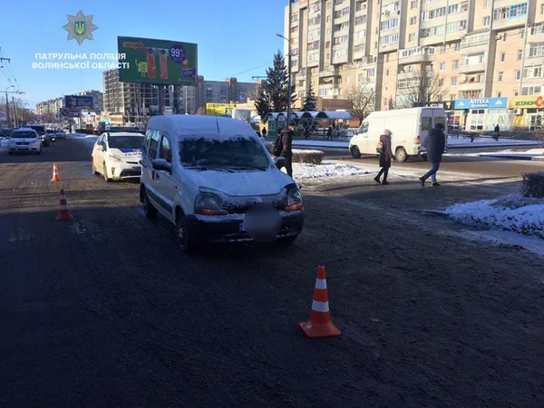 У Луцьку на переході автомобіль наїхав на жінку (фото)