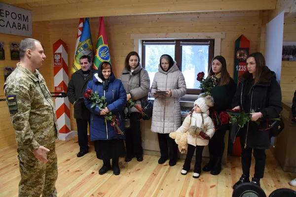 У Луцьку рідним загиблих прикордонників вручили їхні посмертні нагороди (фото)