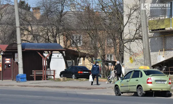 Карантинна весна у Луцьку: маски, черги і малолюдні вулиці (ФОТО)