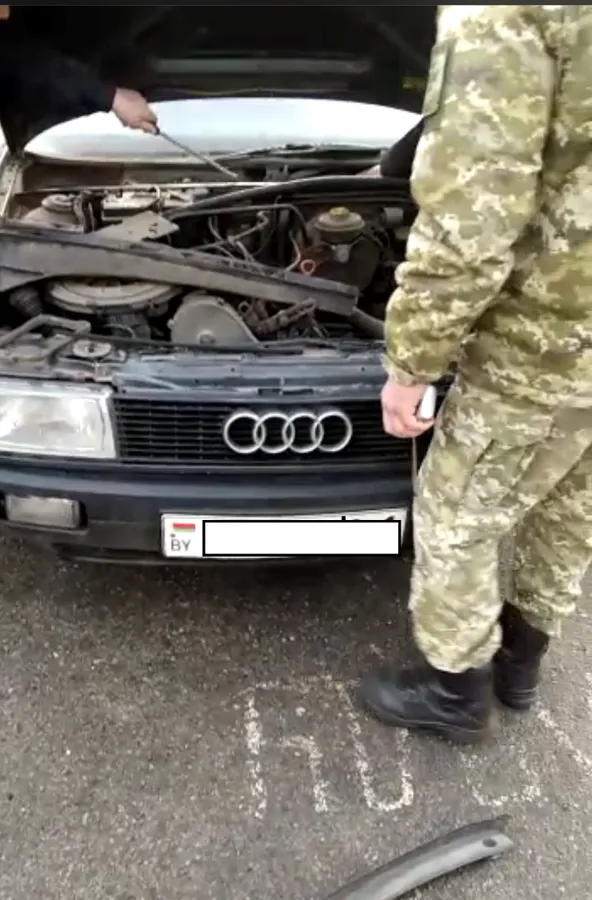 На Волині у двох білорусів через сигарети забрали іномарки (фото)