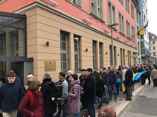 Черги до дільниць: як голосують українці за кордоном (фото)
