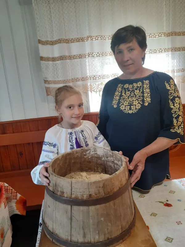 Господиня з Камінь-Каширщини пече хліб на заквасці та капустяному листі (фото)