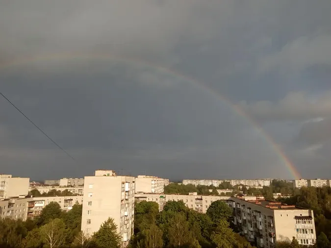 Магія у розкладанні кольорів: над Луцьком розкинулась травнева веселка (фото)