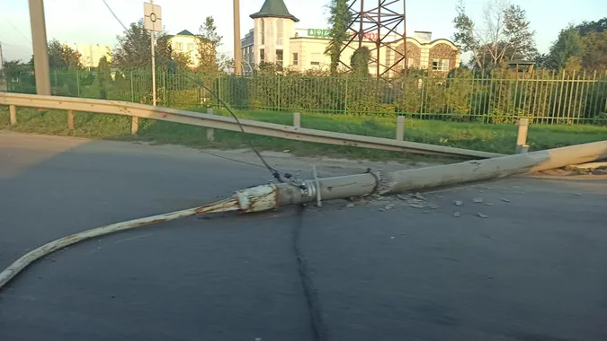 Під Луцьком біля «Епіцентру»впав стовп