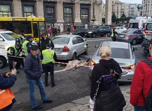 На Майдані Незалежності водій Land Rover в'їхав у натовп: відомо про смерті (ФОТО, ВІДЕО, ОНОВЛЕНО)