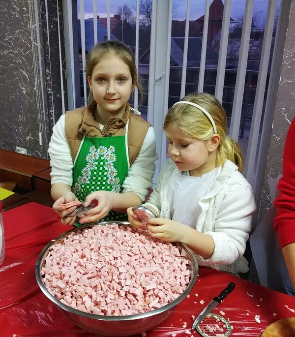 «Олів’є» та вареники: волиняни приготували гостинці для захисників (фото)