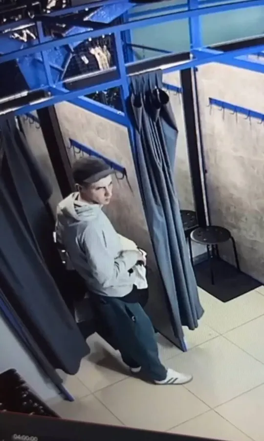 Свою ношену повісив на вішак: у Луцьку юнак вкрав футболку у магазині Staff (відео)