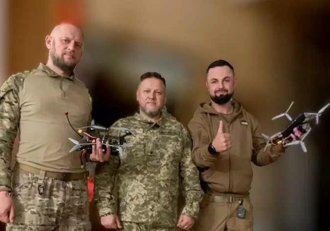 Головний рабин України передав волинським бійцям дрони-бомбери (фото)