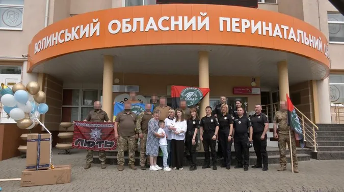 У Луцьку побратими загиблого бійця зустріли під час виписки його дружину й новонародженого сина