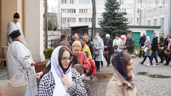 Війна і Воскресіння: у Луцьку святять паски у суботу і без свічок (фото)