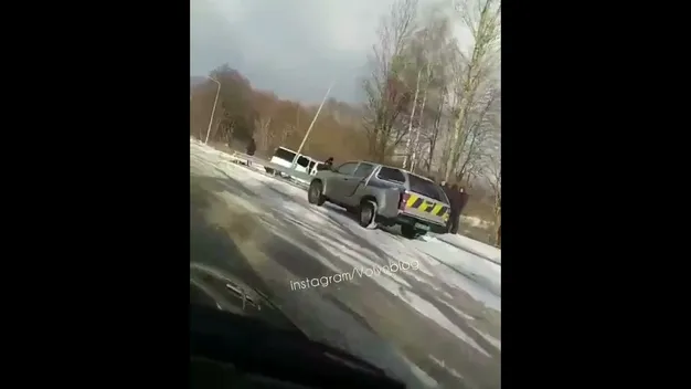 На Волині бус злетів у кювет і пошкодив електроопору (відео)