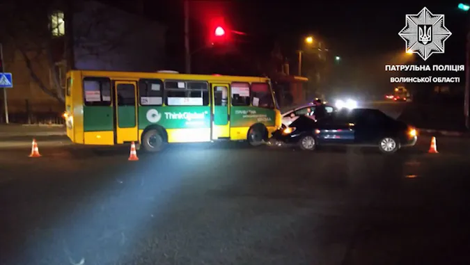 На перехресті Гнідавської-Потебні сталася аварія за участю маршрутки (відео)