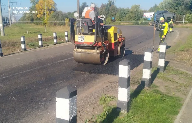 Взялися за вибоїни, мости, розмітку та узбіччя: на Волині ремонтують дороги (фото)
