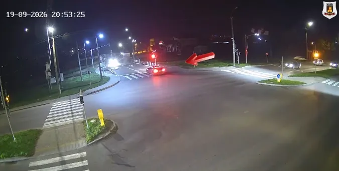 Проігнорував червоний: у Луцьку водій Tesla небезпечно пролетів залізничний переїзд (відео)