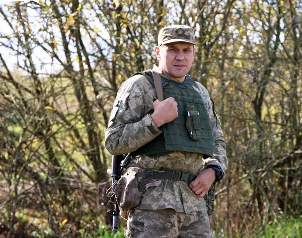 «Розколовся навпіл, але зупинив осколок»: історія прикордонника з Волині, якого врятував смартфон (фото)